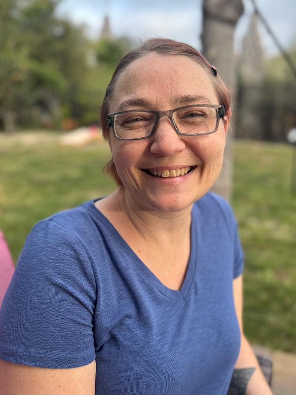 Professional portrait of Kes O'Conally, therapist, smiling and approachable.